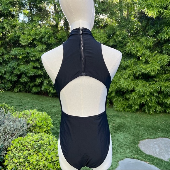 Sexy deep V neck swimsuit - Picture 5 of 7